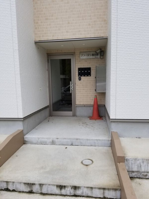 ��ʌ��t�����s�l��˂Q���ڂ̃A�p�[�g�̃G���g�����X