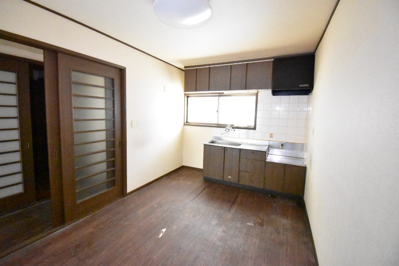 ��ʌ�����s���ԂQ���ڂ̃A�p�[�g�̋��ԁE���r���O