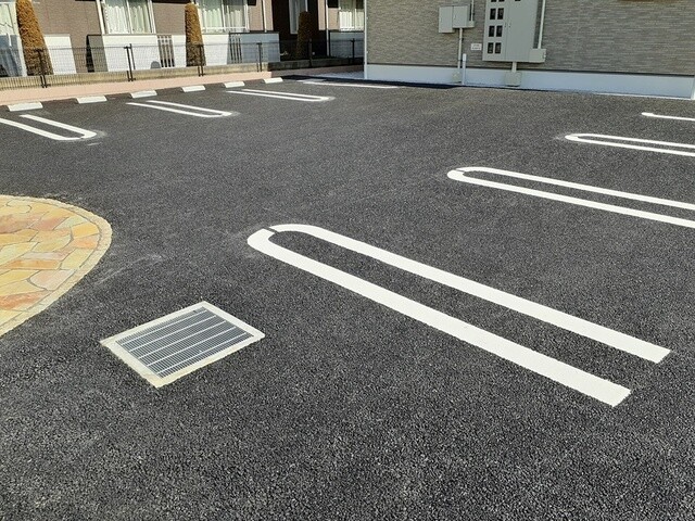 ��ʌ������s�V�����T���ڂ̃A�p�[�g�̒��ԏ�