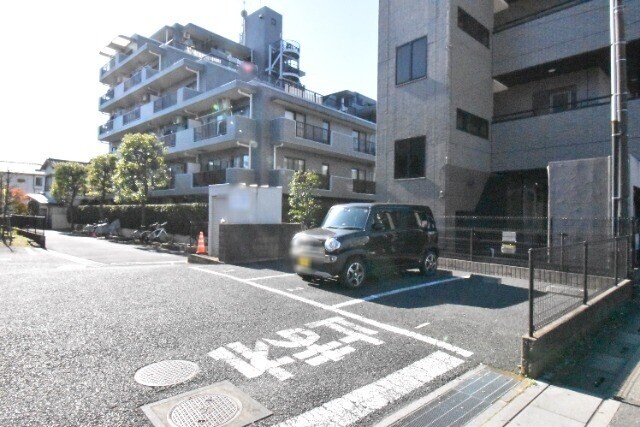 ��ʌ������s�ԌI�P���ڂ̃}���V�����̒��ԏ�