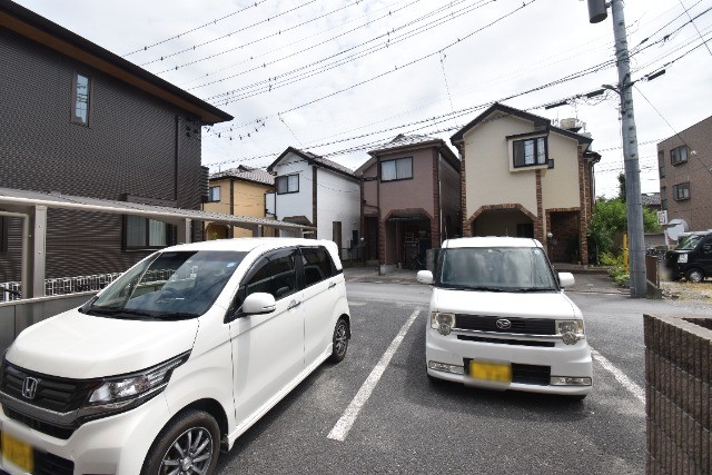 ��ʌ������s�����S���ڂ̃A�p�[�g�̒��ԏ�