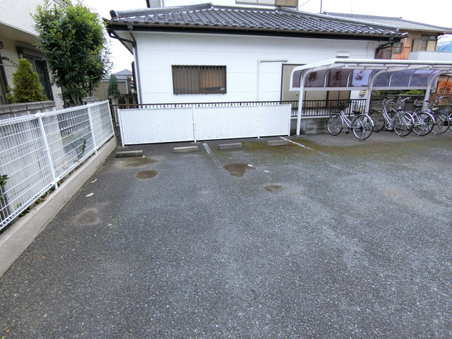 ��ʌ��@�c�s�n���P���ڂ̃}���V�����̒��ԏ�