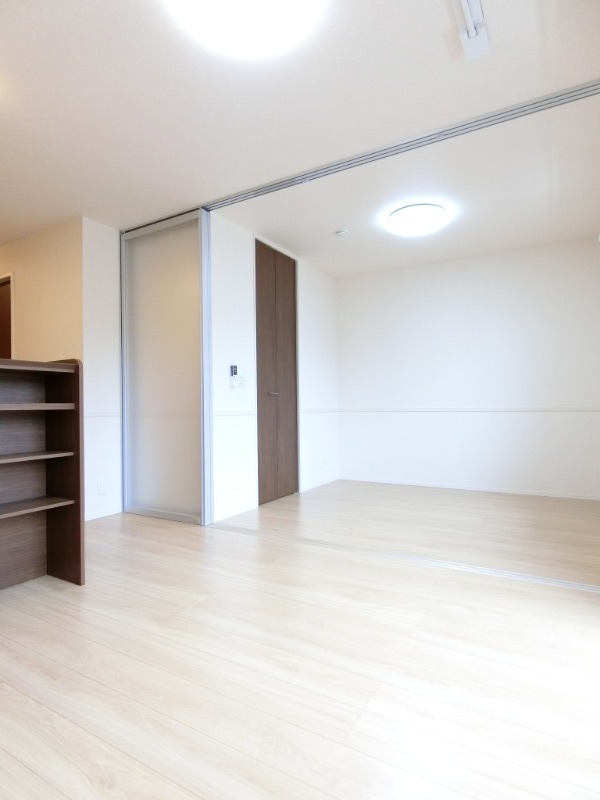 ��ʌ�����s���R���ڂ̃A�p�[�g�̋����E���r���O