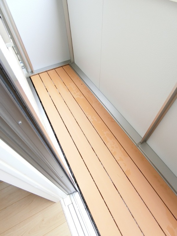 ��ʌ�����s���R���ڂ̃A�p�[�g�̃o���R�j�[