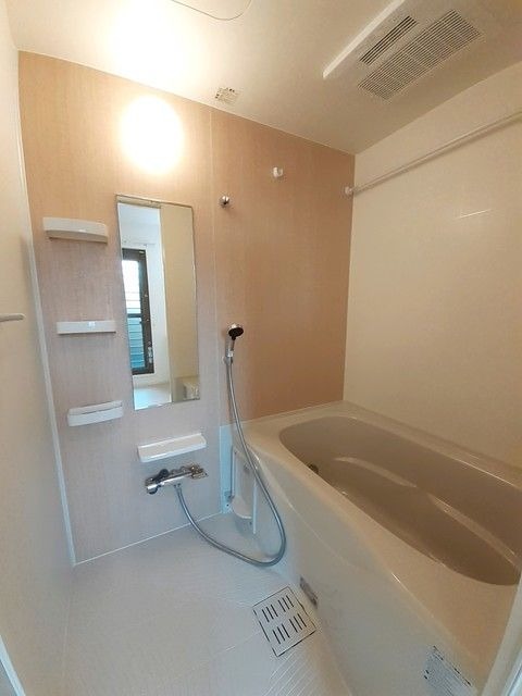 ��ʌ��t�����s�~�c�{���Q���ڂ̃A�p�[�g�̃o�X