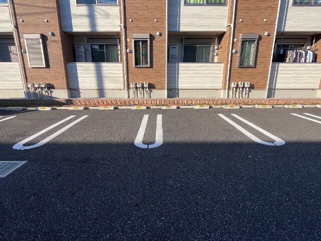 ��ʌ��t�����s�~�c�{���Q���ڂ̃A�p�[�g�̒��ԏ�