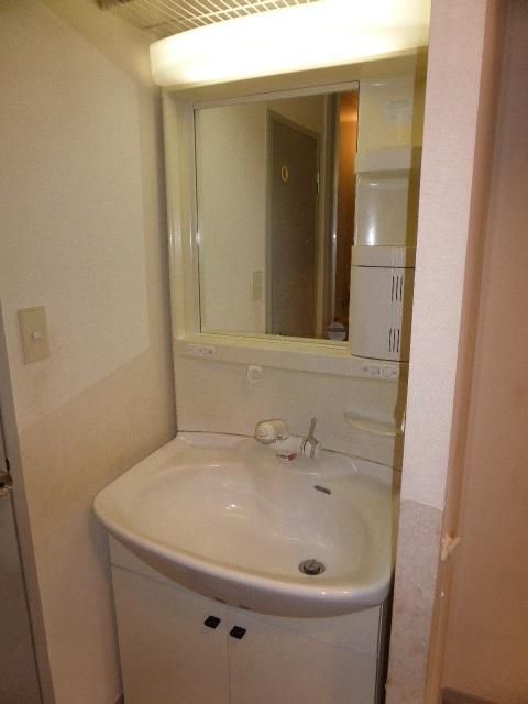 ��ʌ�����s�厚������̃A�p�[�g�̐��ʏ�