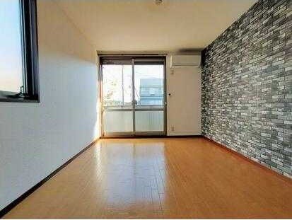 ��ʌ��������܎s���撆���Q���ڂ̃A�p�[�g�̋����E���r���O