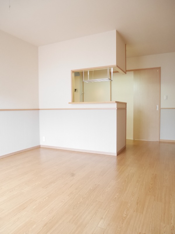 ��ʌ������s���Q���ڂ̃A�p�[�g�̋����E���r���O