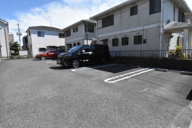 ��ʌ������s���Q���ڂ̃A�p�[�g�̒��ԏ�