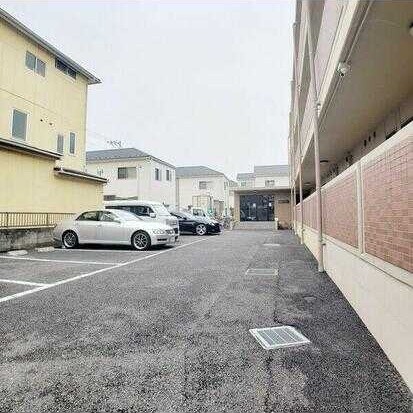 ��ʌ������s�c�˒��̃}���V�����̒��ԏ�