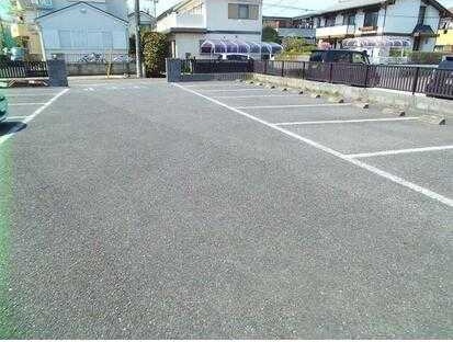 ��ʌ�����s���R�S���ڂ̃A�p�[�g�̒��ԏ�