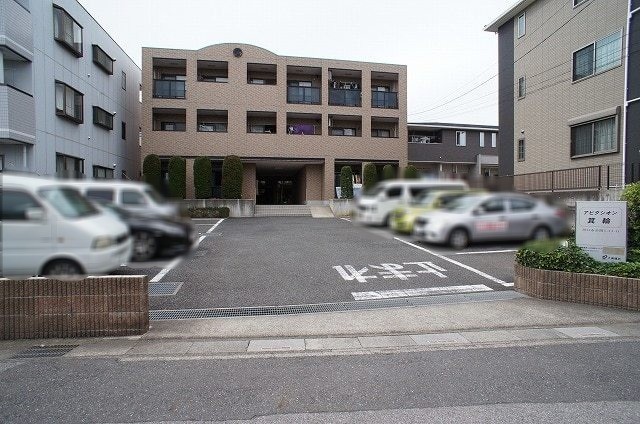 ��ʌ�����s���ԂR���ڂ̃}���V�����̒��ԏ�