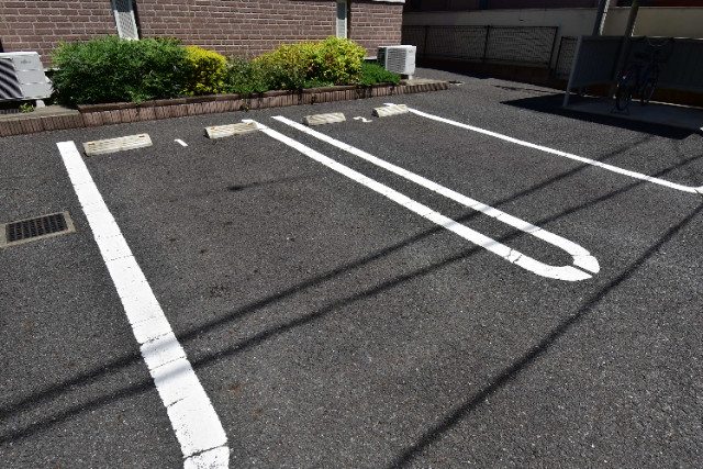 ��ʌ��������܎s�k����i���R���ڂ̃A�p�[�g�̒��ԏ�