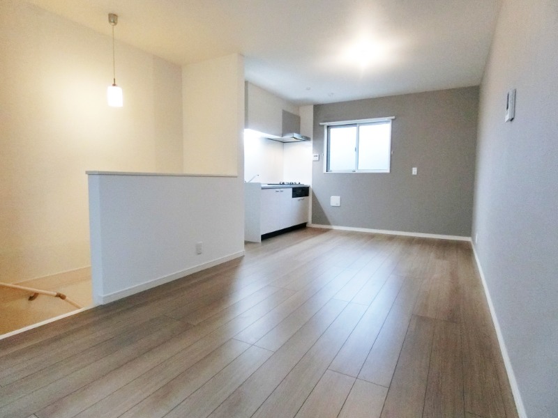 ��ʌ�����s�����Q���ڂ̃e���X�n�E�X�̋��ԁE���r���O