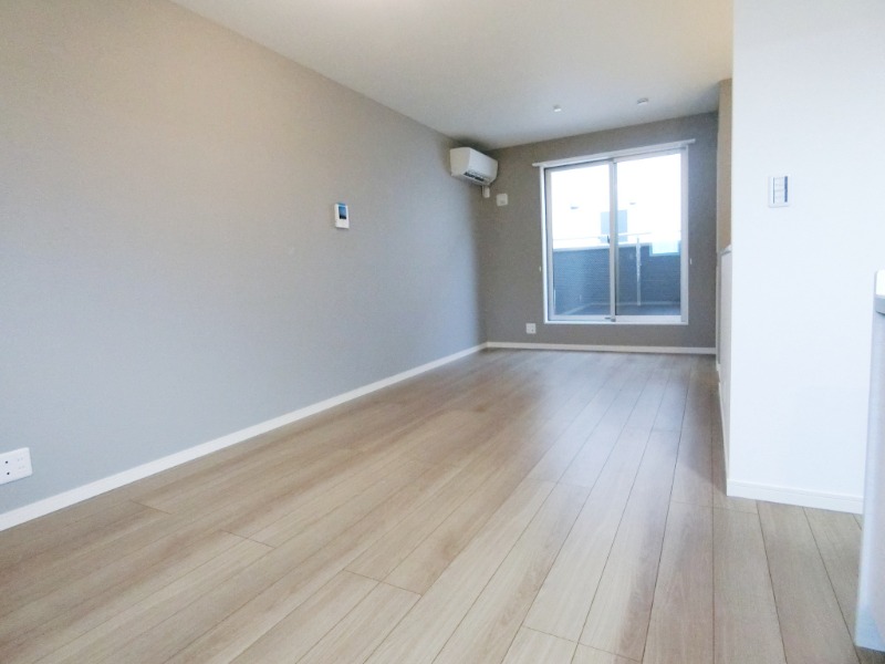 ��ʌ�����s�����Q���ڂ̃e���X�n�E�X�̋��ԁE���r���O