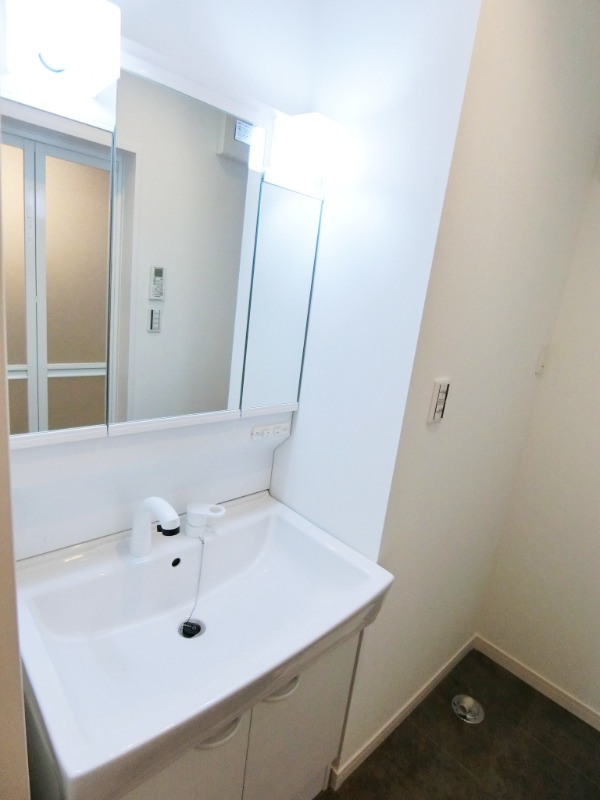 ��ʌ�����s�����Q���ڂ̃e���X�n�E�X�̐��ʏ�