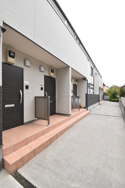 ��ʌ�����s�����J�{���Q���ڂ̃A�p�[�g�̃G���g�����X