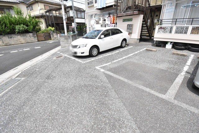 ��ʌ��������܎s��{��O���R���ڂ̃A�p�[�g�̒��ԏ�