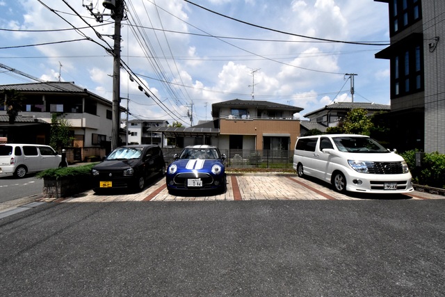 ��ʌ��������܎s��{��O���P���ڂ̃A�p�[�g�̒��ԏ�