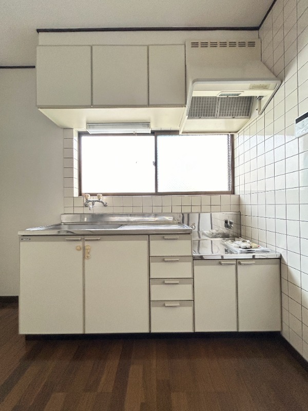 ��ʌ��������܎s�k��������Q���ڂ̃A�p�[�g�̃L�b�`��