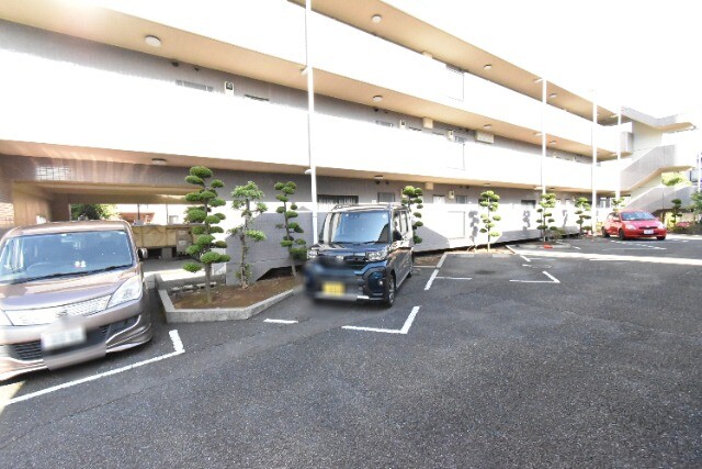 ��ʌ�����s�����P���ڂ̃}���V�����̒��ԏ�