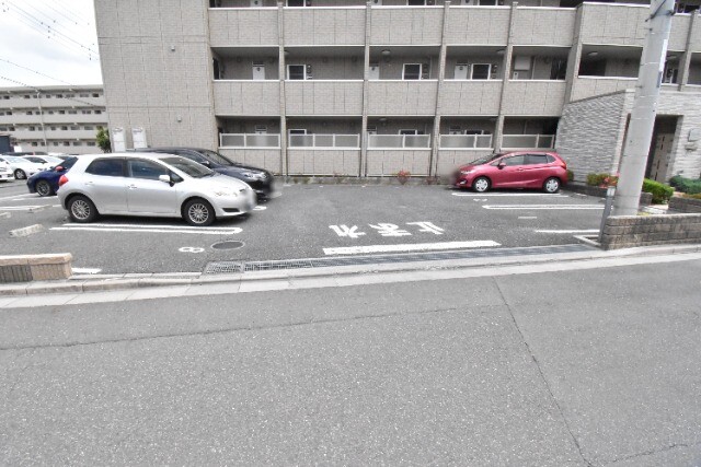 ��ʌ��������܎s��{��V�����Q���ڂ̃A�p�[�g�̒��ԏ�