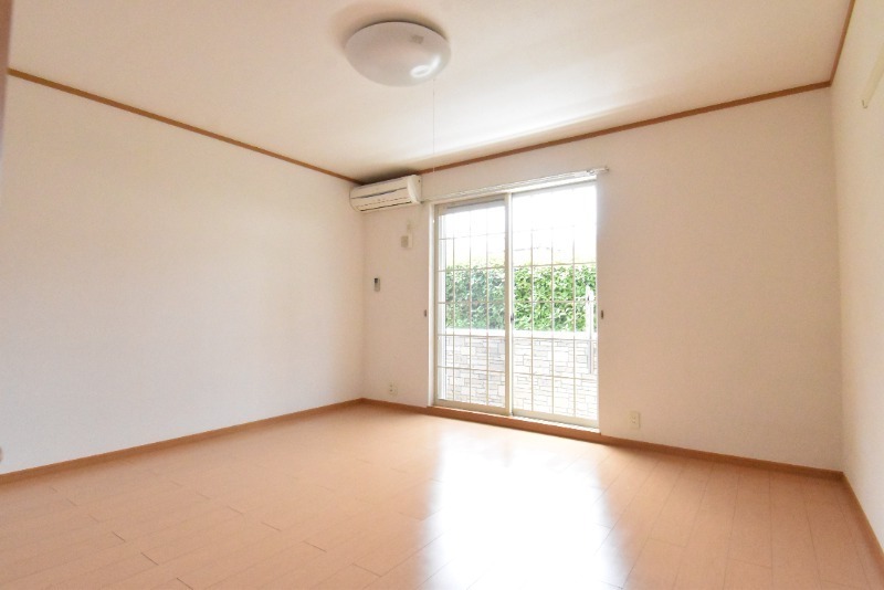 ��ʌ��������܎s�Y�a��̉ƂR���ڂ̃A�p�[�g�̋��ԁE���r���O