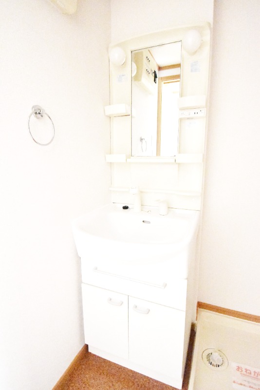 ��ʌ��������܎s�Y�a��̉ƂR���ڂ̃A�p�[�g�̐��ʏ�