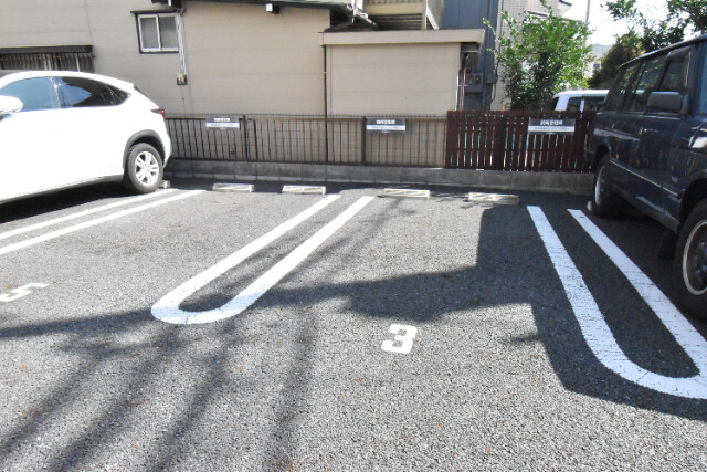 ��ʌ��z�J�s�����c���̃A�p�[�g�̒��ԏ�