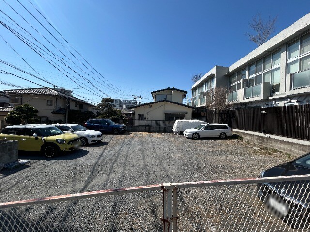 ��ʌ��������܎s�����扺�����Q���ڂ̃A�p�[�g�̒��ԏ�