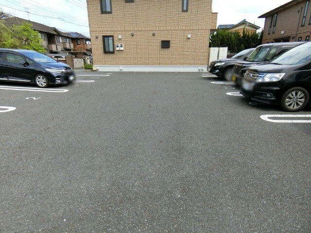 ��ʌ�����s����P���ڂ̃A�p�[�g�̒��ԏ�