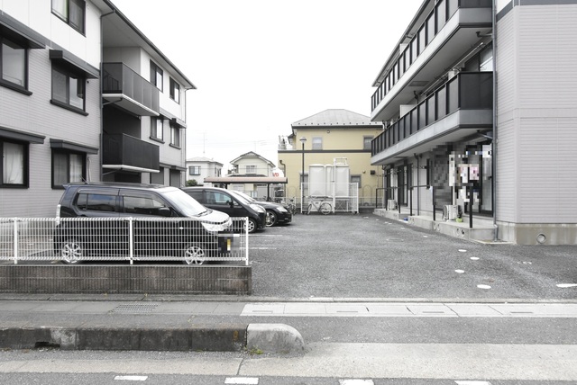 ��ʌ������s���W���ڂ̃A�p�[�g�̒��ԏ�