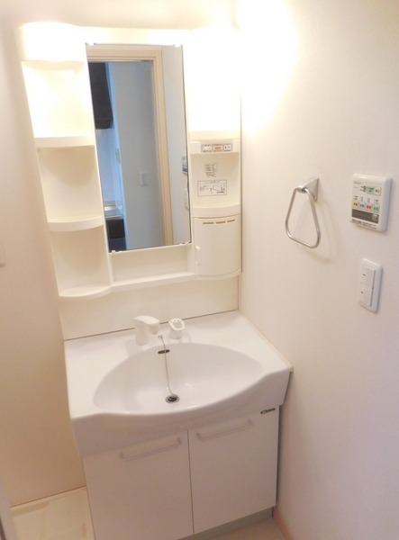 ��ʌ�����s�厚�ԎR�̃A�p�[�g�̐��ʏ�