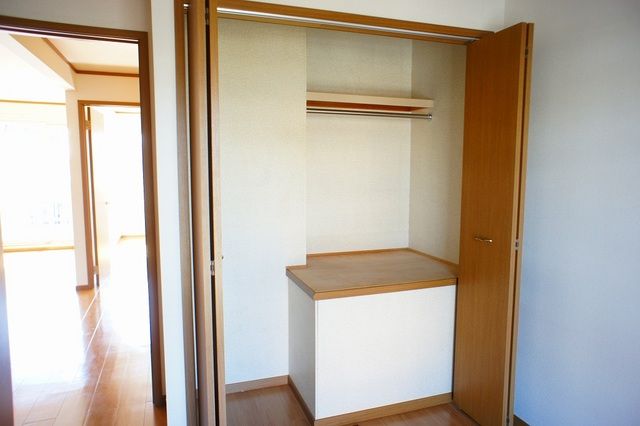 ��ʌ������s�V�h�R���ڂ̃A�p�[�g�̂��̑��ݔ�