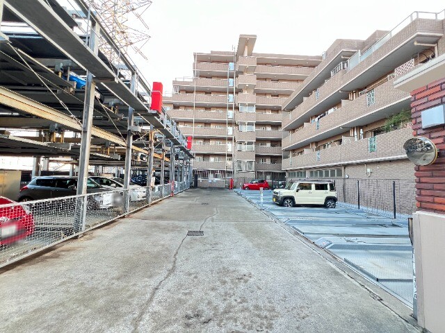 ��ʌ�����s�˒˂S���ڂ̃}���V�����̒��ԏ�