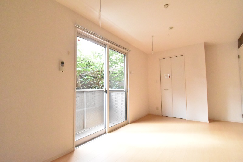 ��ʌ��������܎s�Y�a��̉ƂS���ڂ̃A�p�[�g�̋����E���r���O