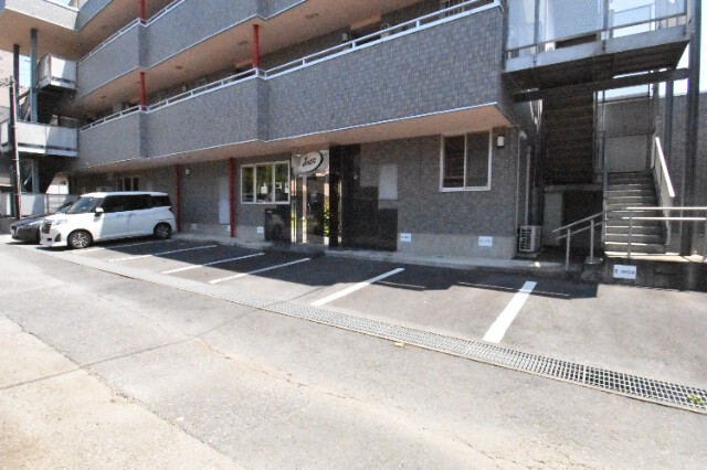 ��ʌ��@�c�s���L�P���ڂ̃}���V�����̒��ԏ�