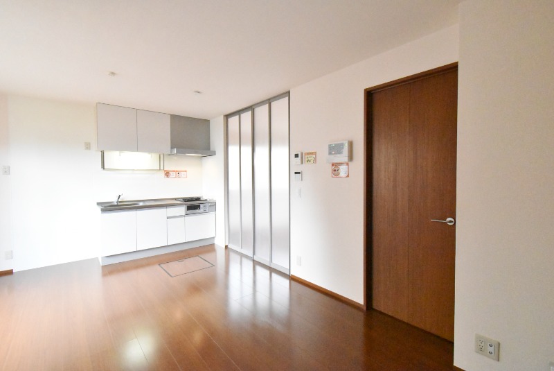 ��ʌ������s�ٓV�P���ڂ̃A�p�[�g�̋����E���r���O