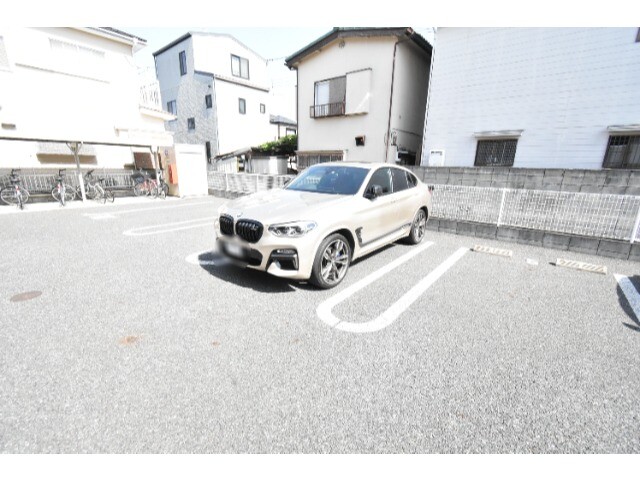 ��ʌ������s���T���ڂ̃A�p�[�g�̒��ԏ�