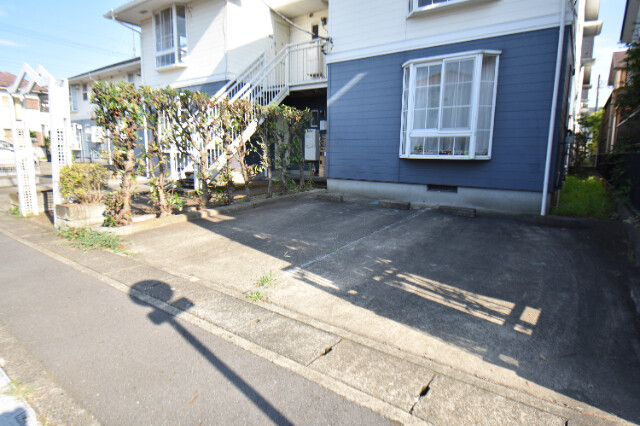 ��ʌ��@�c�s���V�h�Q���ڂ̃A�p�[�g�̒��ԏ�