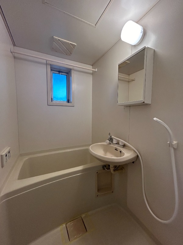 ��ʌ�����s�΋u�Q���ڂ̃A�p�[�g�̃o�X