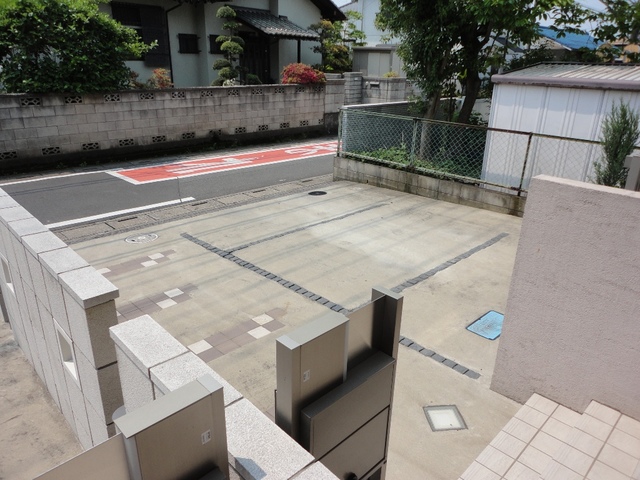 ��ʌ��������܎s��{��O���P���ڂ̃e���X�n�E�X�̒��ԏ�