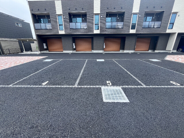 ��ʌ��@�c�s���m�؂S���ڂ̃e���X�n�E�X�̒��ԏ�