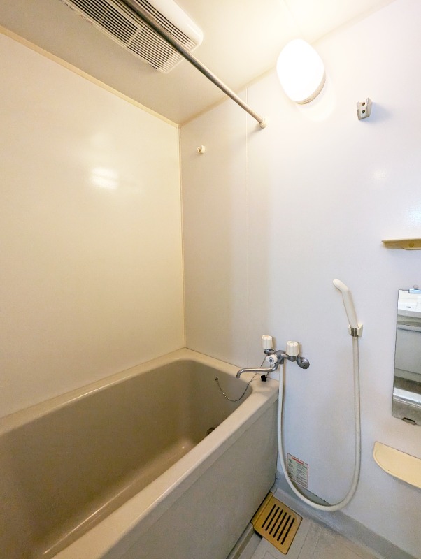 ��ʌ��������܎s��΋摾�c�Q���ڂ̃A�p�[�g�̃o�X