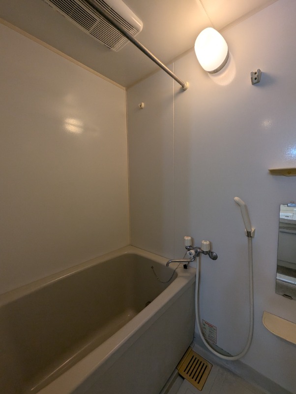 ��ʌ��������܎s��΋摾�c�Q���ڂ̃A�p�[�g�̃o�X