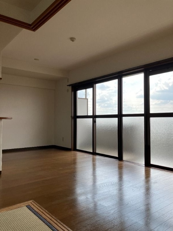 ��ʌ��t�����s��g�c�̃}���V�����̋��ԁE���r���O