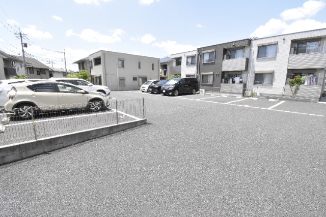 ��ʌ��������܎s���搼��{�R���ڂ̃A�p�[�g�̒��ԏ�