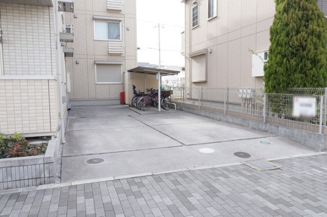 ��ʌ��z�J�s���C�N�^�E���P���ڂ̃A�p�[�g�̒��ԏ�