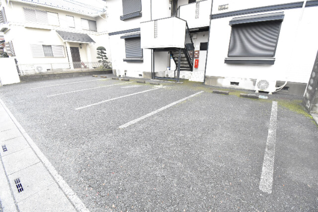 ��ʌ��������܎s��{��������P���ڂ̃A�p�[�g�̒��ԏ�